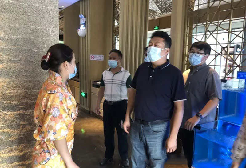 集团总经理张毅峰至虹桥坊检查疫情防控及安全生产工作